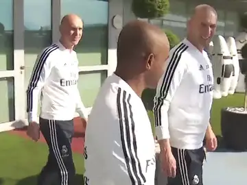 Primeras imágenes de Zidane en la ciudad deportiva tras su vuelta al Real Madrid Primeras imágenes de Zidane en la ciudad deportiva tras su vuelta al Real Madrid