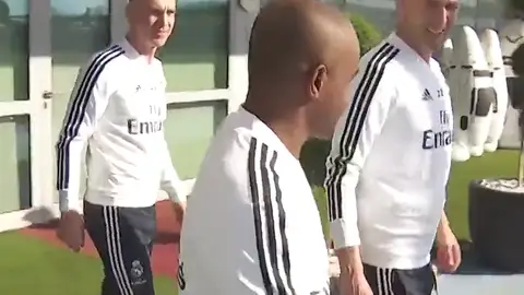 Primeras imágenes de Zidane en la ciudad deportiva tras su vuelta al Real Madrid Primeras imágenes de Zidane en la ciudad deportiva tras su vuelta al Real Madrid