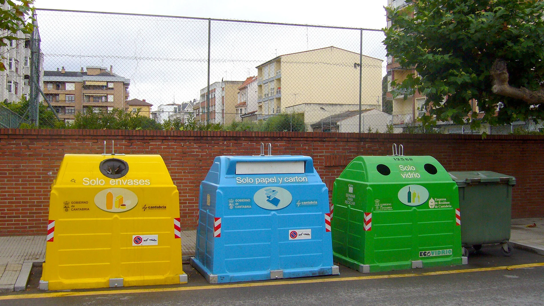 Contenedores de residuos urbanos: envases, papel y cartón y vidrio. Contenedores de residuos urbanos: envases, papel y cartón y vidrio.