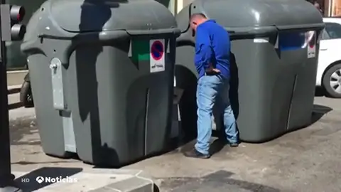 Un hombre orinando en la vía pública Un hombre orinando en la vía pública
