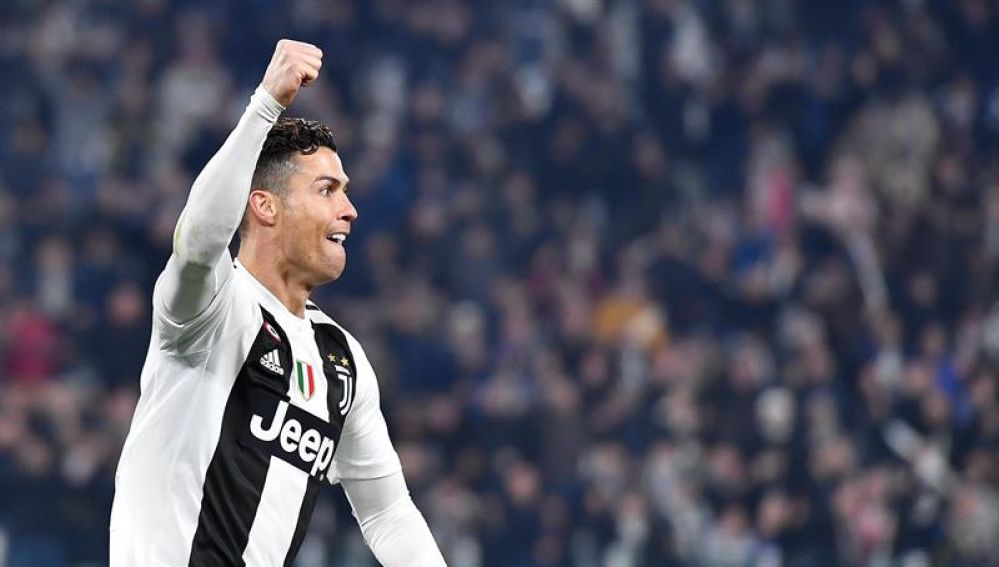 Cristiano Ronaldo marca un gol ante el Atlético.