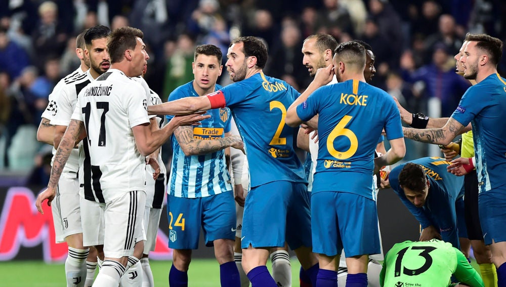 Diego Godín, en un momento del partido ante la Juventus