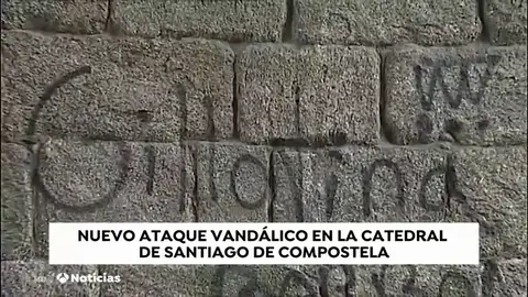 Aparecen pintadas contra la Familia Real, la iglesia y Vox en la Catedral de Santiago Aparecen pintadas contra la Familia Real, la iglesia y Vox en la Catedral de Santiago