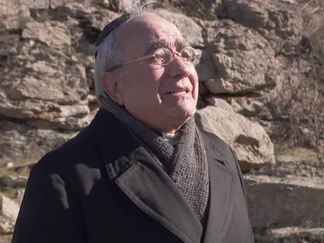 La culpa se apodera de Don Anselmo al borde de un precipicio La culpa se apodera de Don Anselmo al borde de un precipicio