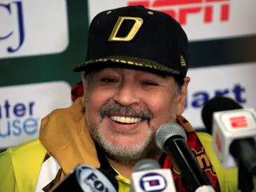 Maradona sonríe en una rueda de prensa Maradona sonríe en una rueda de prensa