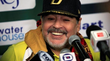 Maradona sonríe en una rueda de prensa