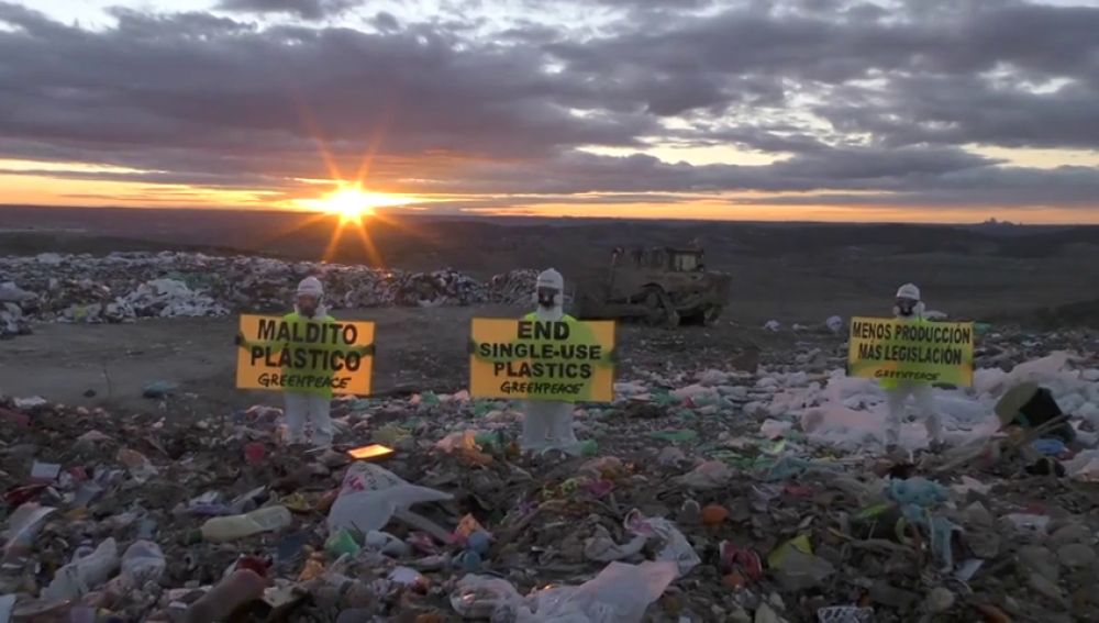Activistas de Greenpeace se reúnen en el vertedero de Madrid para luchar contra los envases de plástico 