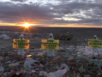 Activistas de Greenpeace se reúnen en el vertedero de Madrid para luchar contra los envases de plástico 
