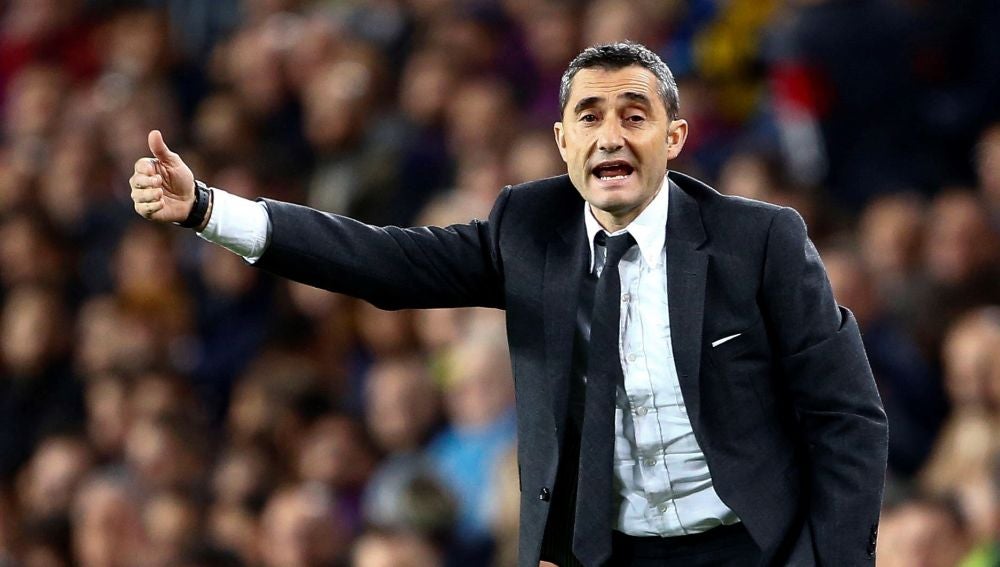 Ernesto Valverde, en la banda del Camp Nou