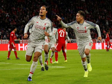 Van Dijk celebra su gol al Bayern