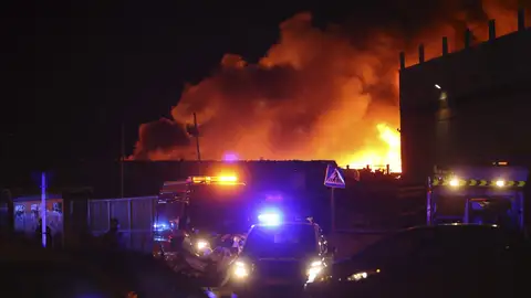 Un incendio arrasa una nave de reciclaje en Alcorcón Un incendio arrasa una nave de reciclaje en Alcorcón