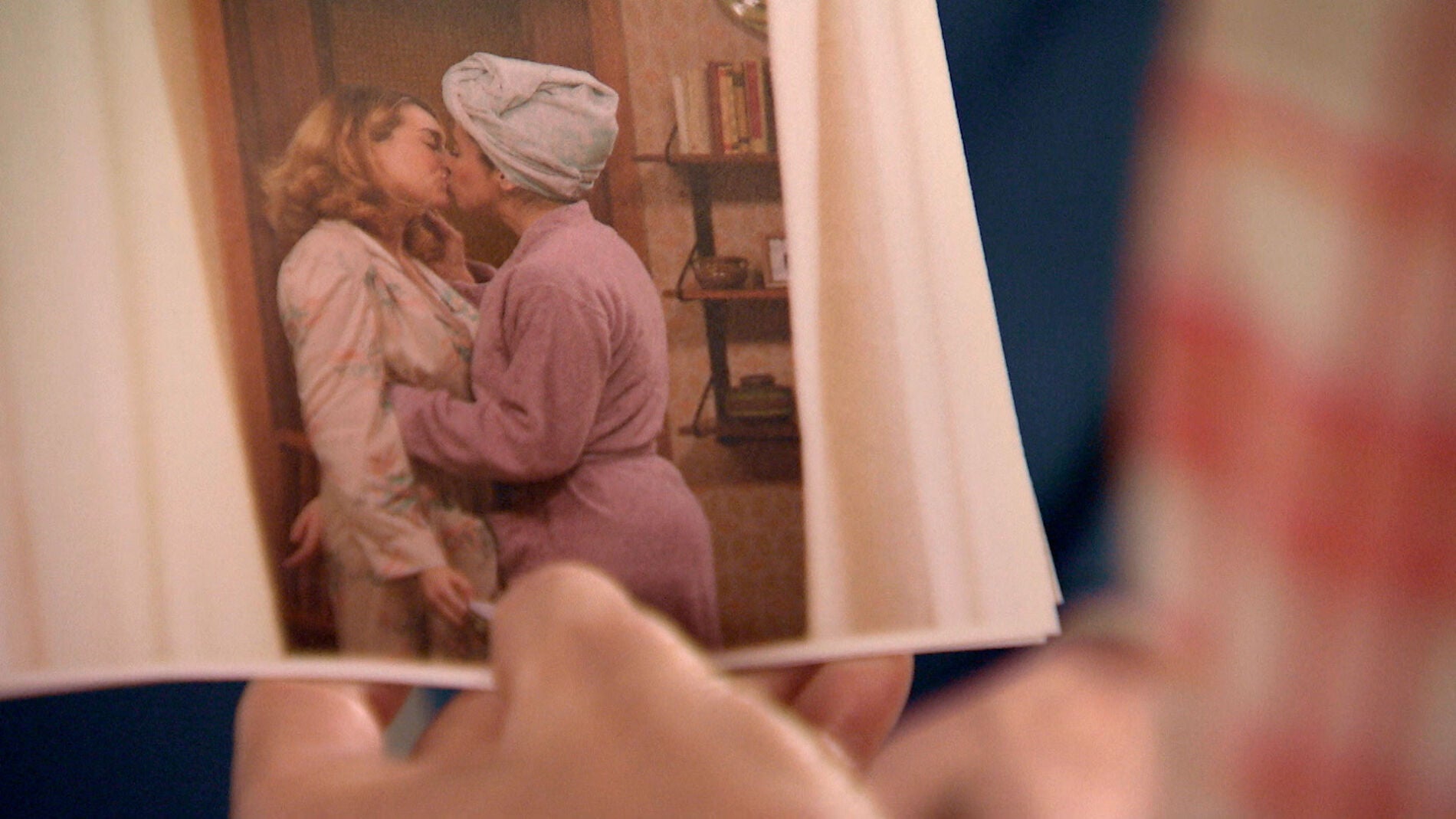 Unas comprometidas fotos de Luisita y Amelia, el nuevo chantaje de Gabriel a Natalia