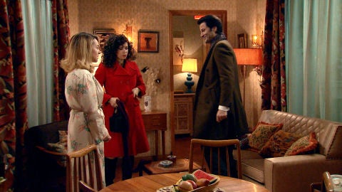 Gabriel se presenta en casa de Luisita y Amelia