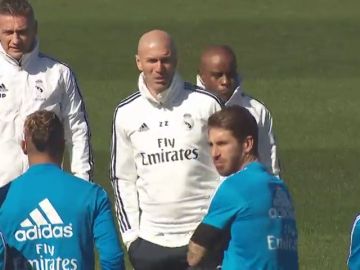 Zidane charla con los jugadores y dirige su primer entrenamiento tras su vuelta al Real Madrid