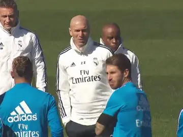 Zidane charla con los jugadores y dirige su primer entrenamiento tras su vuelta al Real Madrid Zidane charla con los jugadores y dirige su primer entrenamiento tras su vuelta al Real Madrid