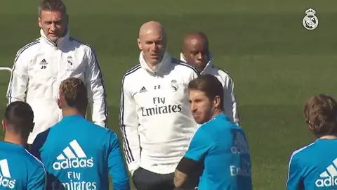 Zidane charla con los jugadores y dirige su primer entrenamiento tras su vuelta al Real Madrid Zidane charla con los jugadores y dirige su primer entrenamiento tras su vuelta al Real Madrid