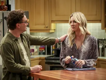 Kaley Cuoco y Johnny Galecki como Penny y Leonard en 'The Big Bang Theory' Kaley Cuoco y Johnny Galecki como Penny y Leonard en 'The Big Bang Theory'