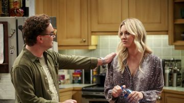 Kaley Cuoco y Johnny Galecki como Penny y Leonard en 'The Big Bang Theory'