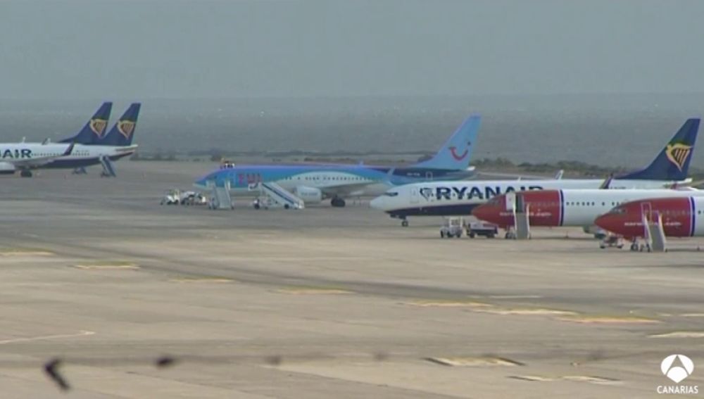 Mil pasajeros retenidos en Canarias por la crisis de los Boeing 737