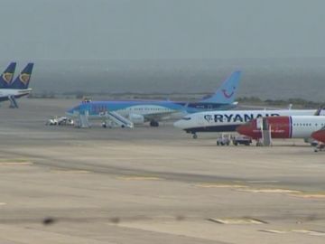 Mil pasajeros retenidos en Canarias por la crisis de los Boeing 737