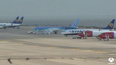 Mil pasajeros retenidos en Canarias por la crisis de los Boeing 737