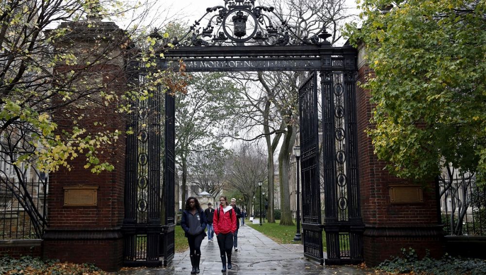 Estudiantes caminando por el campus de Yale