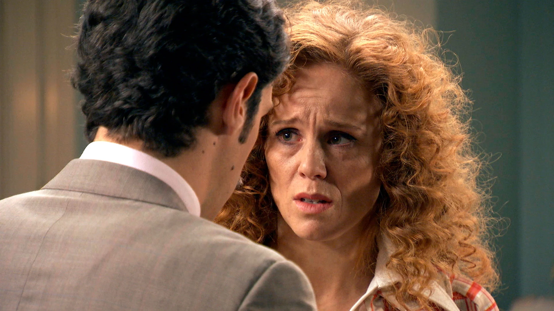 Natalia le suplica a Carlos: "No le cuentes a nadie lo que te he dicho"