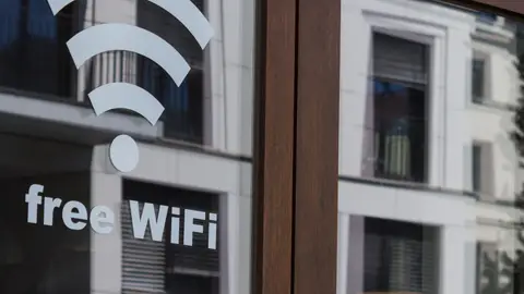 Señal de Wifi gratis en un establecimiento Señal de Wifi gratis en un establecimiento
