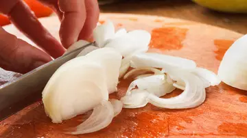 Cortar cebolla sobre una tabla