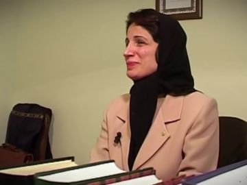 Condenan a 33 años de prisión y 148 latigazos a una activista iraní por manifestarse en contra del velo