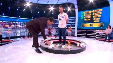 Arturo Valls decide hacer limpieza de los regalos en la trampilla central de '¡Ahora caigo!'