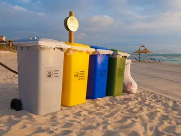 Diferentes contenedores de reciclaje en un playa de Mallorca Diferentes contenedores de reciclaje en un playa de Mallorca
