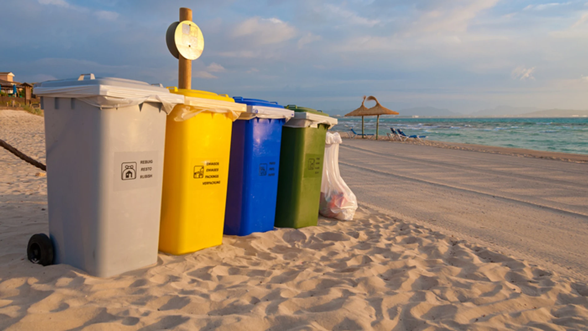 Diferentes contenedores de reciclaje en un playa de Mallorca Diferentes contenedores de reciclaje en un playa de Mallorca