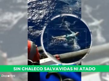 Un hombre sobrevive en el mar al utilizar sus pantalones vaqueros como chaleco salvavidas 