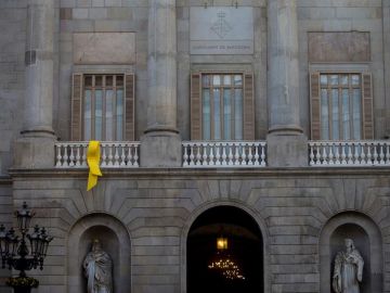 Un lazo amarillo en el balcón de la fachada del Ayuntamiento de Barcelona