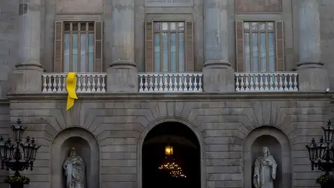 Un lazo amarillo en el balcón de la fachada del Ayuntamiento de Barcelona Un lazo amarillo en el balcón de la fachada del Ayuntamiento de Barcelona