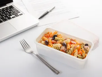 Ensalada de pasta en un tupper Ensalada de pasta en un tupper