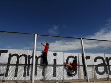 Migrantes en la frontera entre EEUU y Mexico