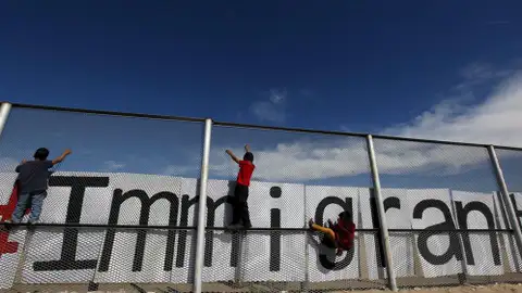 Migrantes en la frontera entre EEUU y Mexico Contraparte