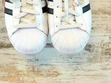 El truco viral para limpiar unas zapatillas blancas de manera efectiva El truco viral para limpiar unas zapatillas blancas de manera efectiva