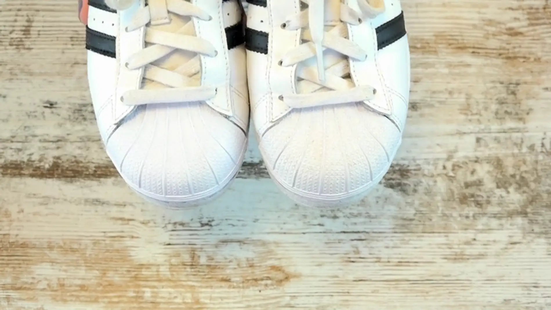El truco viral para limpiar unas zapatillas blancas de manera efectiva