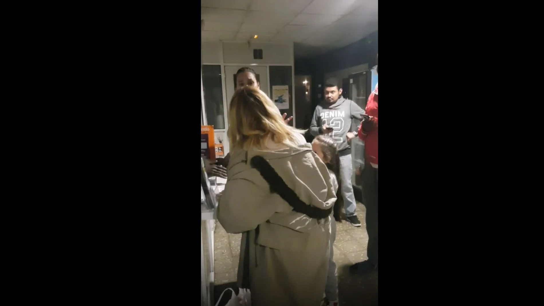 Un momento de la escena racista en un locutorio Un momento de la escena racista en un locutorio