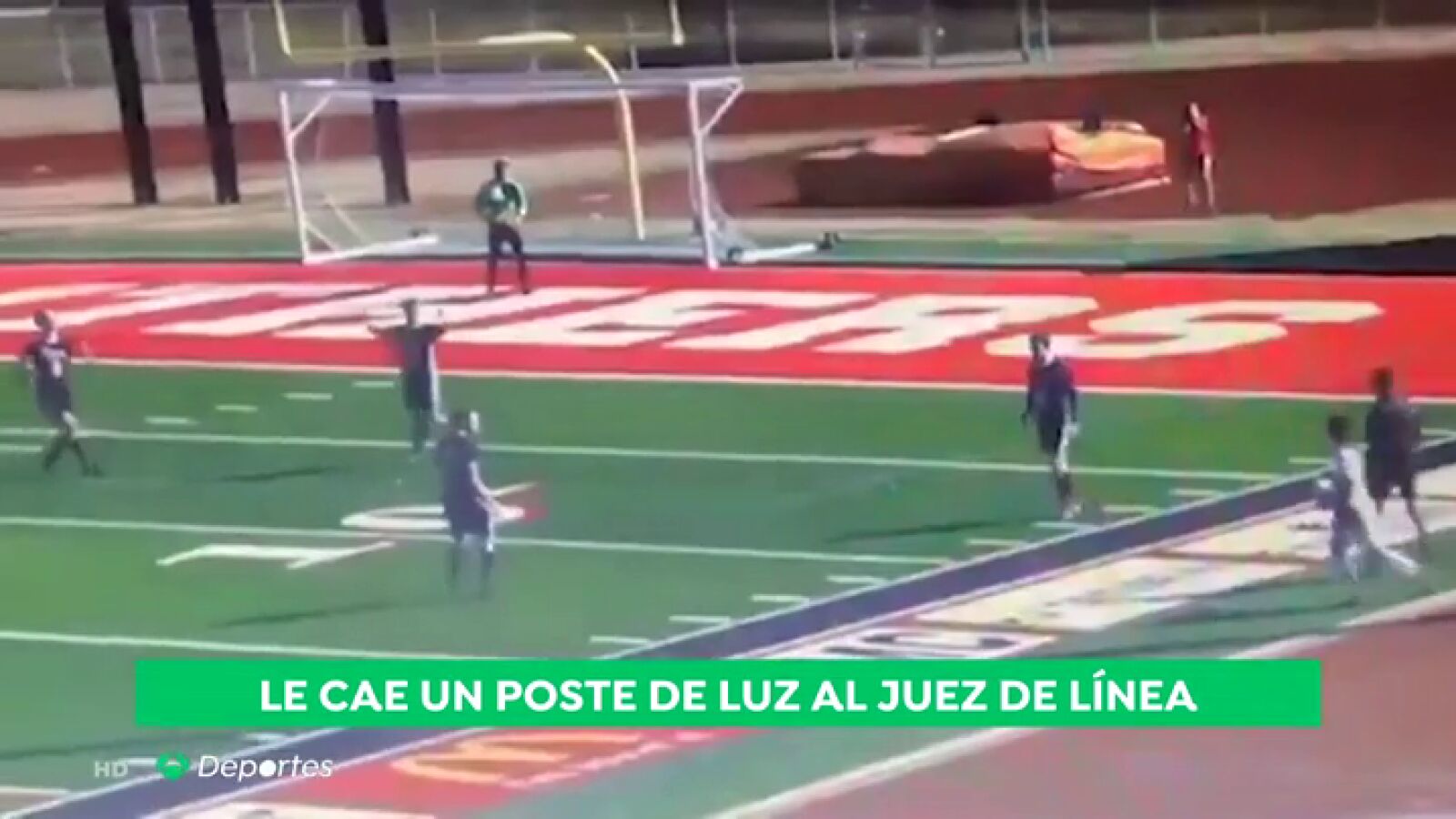 Duras imágenes: un poste de luz cae en pleno partido de fútbol y le parte una pierna al árbitro