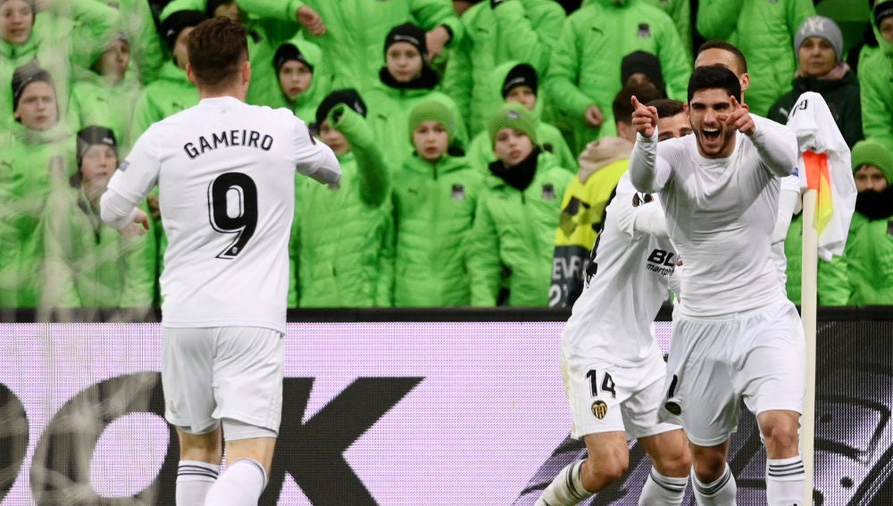 Guedes celebra su gol con el Valencia