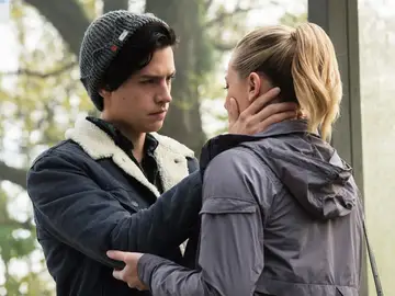 Cole Sprouse y Lili Reinhart en 'Riverdale' Cole Sprouse y Lili Reinhart en 'Riverdale'