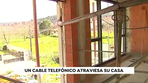 Un cable atravesado impide finalizar la obra en una casa de Noia Un cable atravesado impide finalizar la obra en una casa de Noia