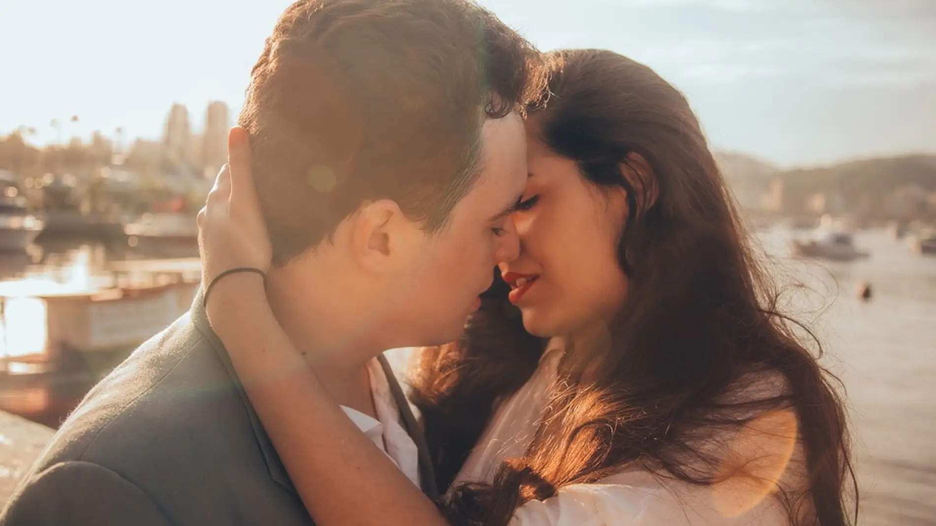 Pareja besándose