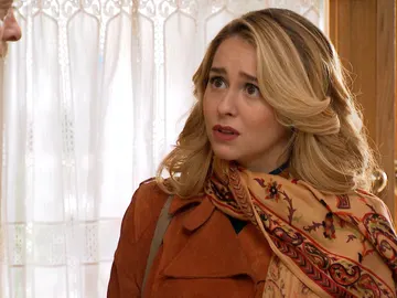 Luisita, frustrada por la fría actitud de su padre tras saber que está enamorada de Amelia Luisita, frustrada por la fría actitud de su padre tras saber que está enamorada de Amelia