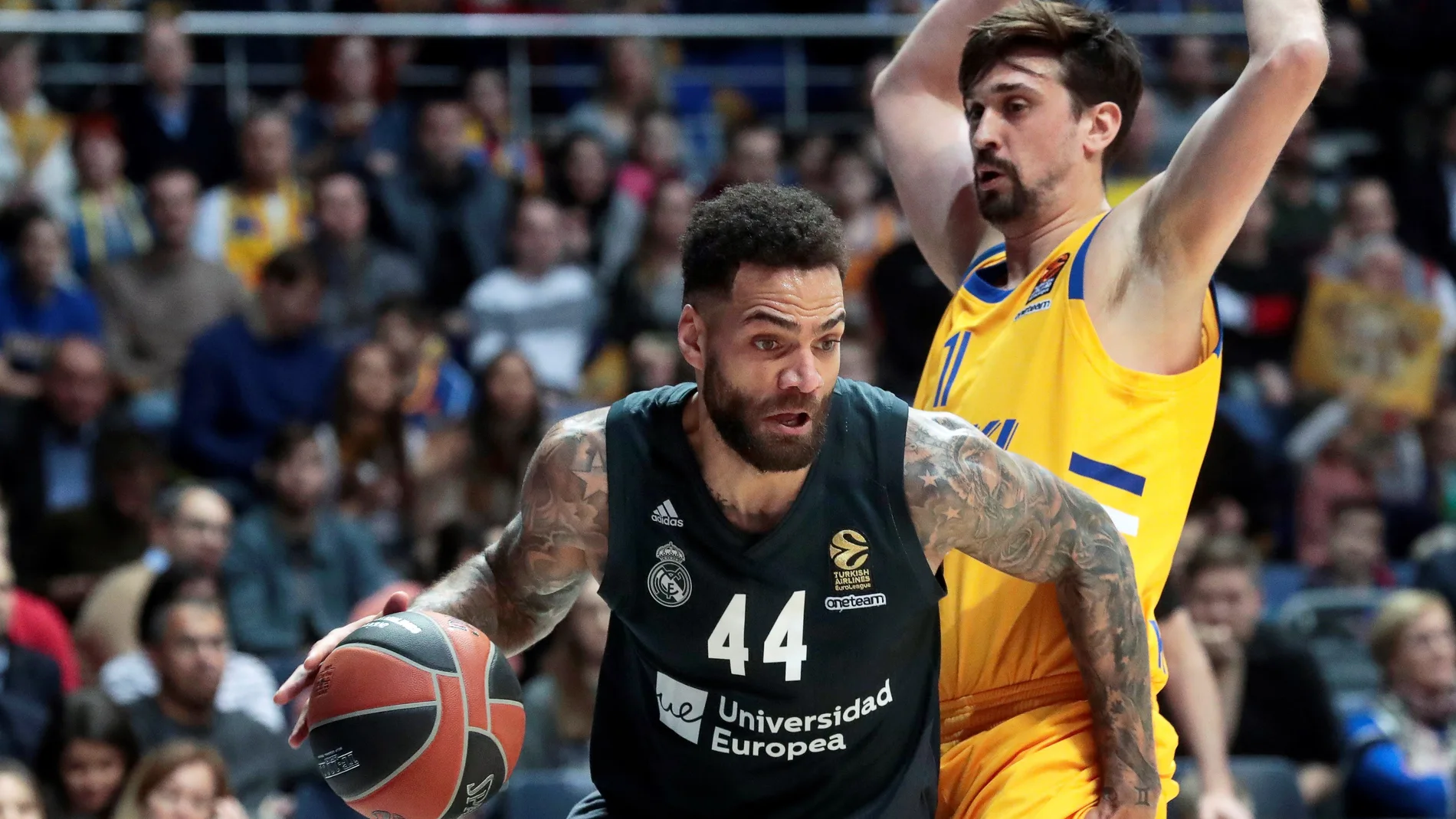 Jeffery Taylor entrando a canasta Jeffery Taylor entrando a canasta