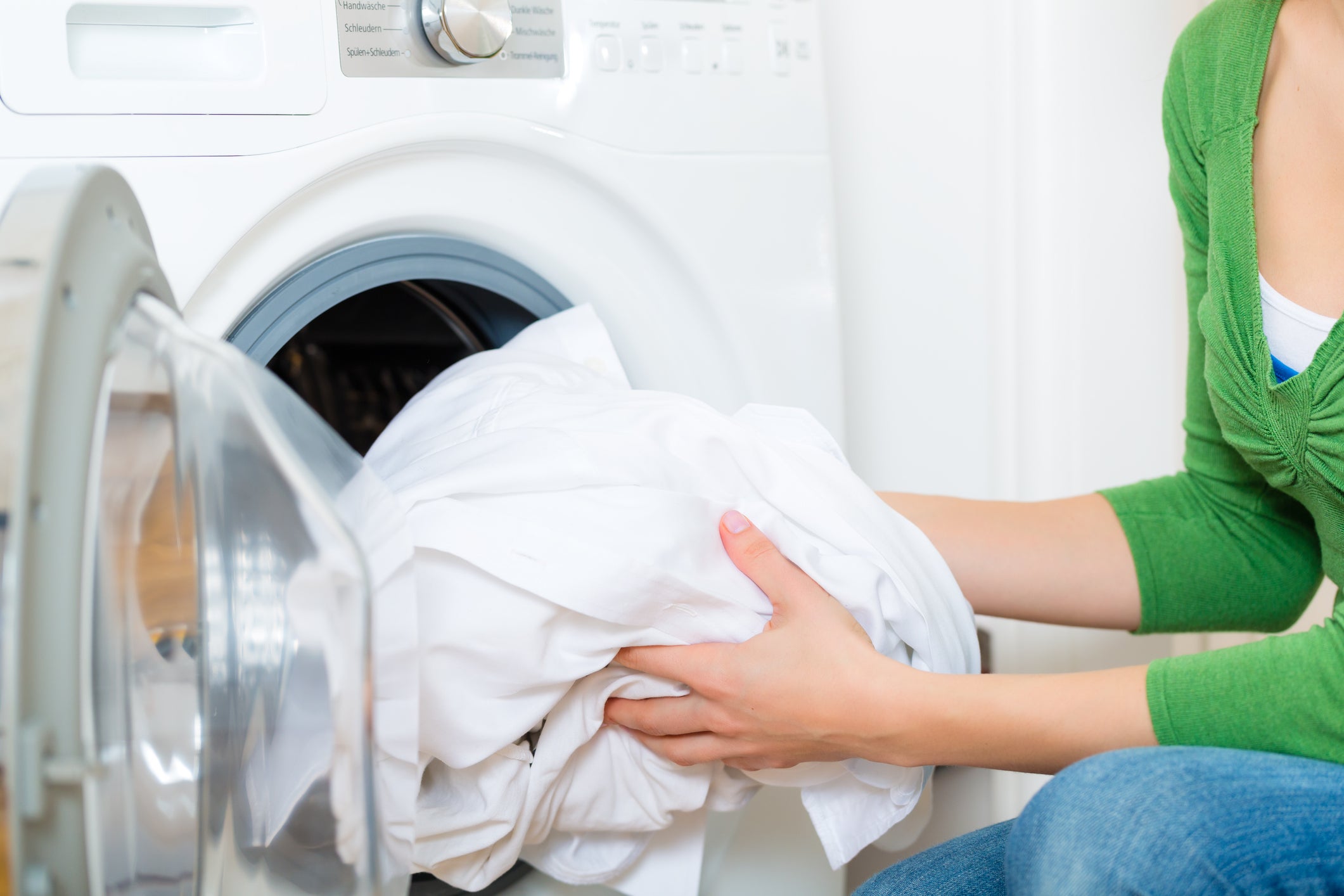 Arrasa en TikTok. Este truco sirve para secar la ropa antes de tenderla  usando sólo la lavadora